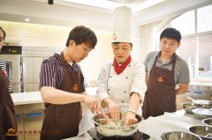 蛋糕培训学校哪里的好？想报一个蛋糕培训班？